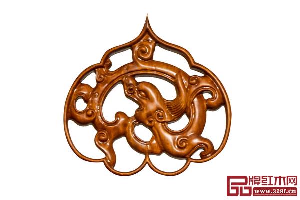 靠背板上的透雕,是統(tǒng)帥全器的視覺中心 靠背板上的透雕,是統(tǒng)帥全器的視覺中心