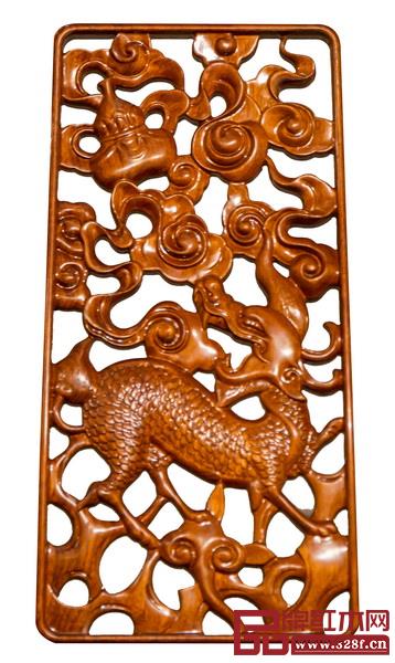 靠背板上的透雕,是統(tǒng)帥全器的視覺中心 靠背板上的透雕,是統(tǒng)帥全器的視覺中心