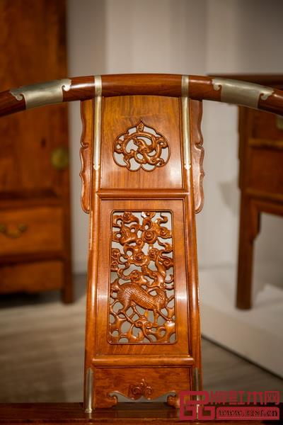 靠背板上的透雕,是統(tǒng)帥全器的視覺中心 靠背板上的透雕,是統(tǒng)帥全器的視覺中心