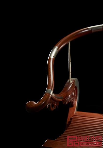 以金屬棍連接腿足彎轉(zhuǎn)部位,這樣既可以穩(wěn)定椅圈,又可將椅圈的承重通過金屬棍導(dǎo)向腿足 以金屬棍連接腿足彎轉(zhuǎn)部位,這樣既可以穩(wěn)定椅圈,又可將椅圈的承重通過金屬棍導(dǎo)向腿足