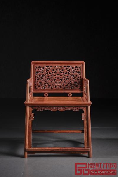 名稱:緬花群龍捧壽玫瑰椅 尺寸:長61*寬46*高87cm,坐高50.5cm 方幾尺寸:長38*寬46*高69cm 制器:紅橋紅團(tuán)隊(duì) 名稱:緬花群龍捧壽玫瑰椅 尺寸:長61*寬46*高87cm,坐高50.5cm 方幾尺寸:長38*寬46*高69cm 制器:紅橋紅團(tuán)隊(duì)