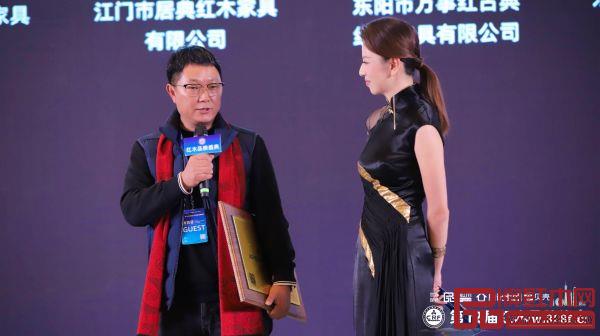 鼎順紅木榮獲“2021紅木家具十大匠心口碑品牌”,董事長蔣國順(左)接受廣東電視臺主持人央金采訪 鼎順紅木榮獲“2021紅木家具十大匠心口碑品牌”,董事長蔣國順(左)接受廣東電視臺主持人央金采訪