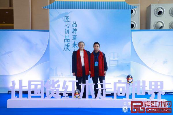 故宮博物館文??萍疾吭魅尾莒o樓(左)與鼎順紅木董事長蔣國順合影 故宮博物館文??萍疾吭魅尾莒o樓(左)與鼎順紅木董事長蔣國順合影