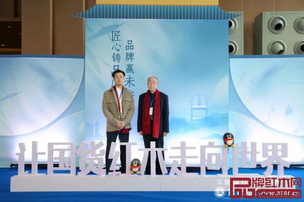 名匠藝林總經(jīng)理張?？担ㄗ螅┡c中國紅木家具技術專家曹新民合影