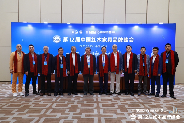 紅古軒品牌創(chuàng)始人吳赤宇(右三)與國家文化部原副部長、國家博物館首任館長潘震宙(右六),國家文物局原副局長張柏(右七)等領導嘉賓在品牌峰會現(xiàn)場合影 紅古軒品牌創(chuàng)始人吳赤宇(右三)與國家文化部原副部長、國家博物館首任館長潘震宙(右六),國家文物局原副局長張柏(右七)等領導嘉賓在品牌峰會現(xiàn)場合影