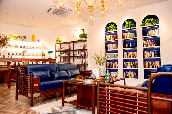 有閑書吧以紅木家具、咖啡和書吧的融合打造文藝精致的生活方式 有閑書吧以紅木家具、咖啡和書吧的融合打造文藝精致的生活方式