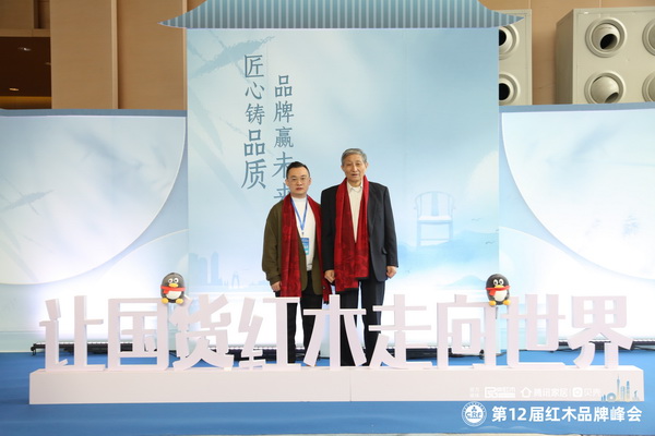 凹凸傳奇唐凱(左)在品牌峰會現(xiàn)場與原故宮博物院文??萍疾恐魅尾莒o樓(右)合影 凹凸傳奇唐凱(左)在品牌峰會現(xiàn)場與原故宮博物院文??萍疾恐魅尾莒o樓(右)合影