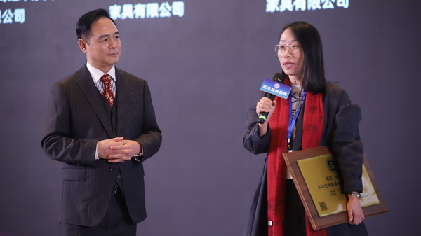 萬事紅榮獲“2021紅木家具十大匠心品牌”,總經(jīng)理蔣國(guó)卿接受中央電視臺(tái)節(jié)目主持人唐劍采訪 萬事紅榮獲“2021紅木家具十大匠心品牌”,總經(jīng)理蔣國(guó)卿接受中央電視臺(tái)節(jié)目主持人唐劍采訪