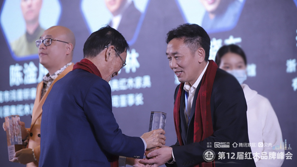 國家文化部原副部長、國家博物館首任館長潘震宙為國方家居董事長陳新平頒發(fā)“2021紅木家具十大領(lǐng)軍企業(yè)家” 國家文化部原副部長、國家博物館首任館長潘震宙為國方家居董事長陳新平頒發(fā)“2021紅木家具十大領(lǐng)軍企業(yè)家”