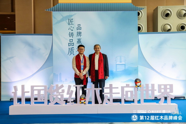 微凹傳奇總經(jīng)理金谷豐（左）分別與深圳家具研發(fā)院院長、南京林業(yè)大學(xué)博士生導(dǎo)師許柏鳴先生、故宮博物院文?？萍疾吭魅? 曹靜樓先生