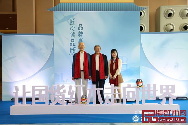 越府紅木營(yíng)銷(xiāo)總監(jiān)蘇春鳳受邀出席第十二屆中國(guó)紅木家具品牌峰會(huì)，與故宮博物院文?？萍疾吭魅尾莒o樓（中）、中國(guó)傳統(tǒng)工藝大師邵湘文（左一）合影留念.jpg