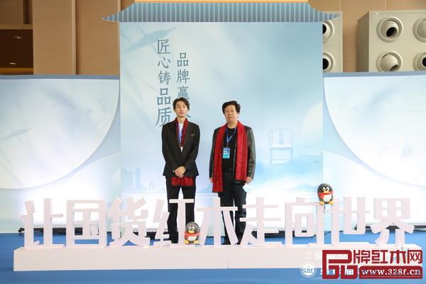 東邦紅木總經(jīng)理陳俊瑾與故宮博物院文?？萍疾吭魅尾莒o樓先生（上左） 、 深圳家具研發(fā)院院長、南京林業(yè)大學(xué)博士生導(dǎo)師許柏鳴（下右）合影留念