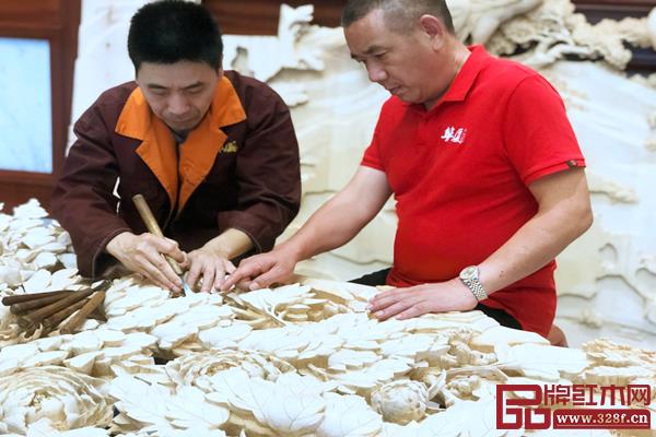 在董事長(zhǎng)陳田華的帶領(lǐng)下,華廈·大不同用軍工要求家具生產(chǎn)的每一環(huán)節(jié).jpg 在董事長(zhǎng)陳田華的帶領(lǐng)下,華廈·大不同用軍工要求家具生產(chǎn)的每一環(huán)節(jié).jpg