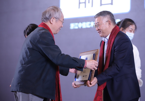 全聯(lián)藝術(shù)紅木家具專業(yè)委員會專家顧問、中央民族大學(xué)人體工程學(xué)專家蘇垣為志成紅木頒獎 全聯(lián)藝術(shù)紅木家具專業(yè)委員會專家顧問、中央民族大學(xué)人體工程學(xué)專家蘇垣為志成紅木頒獎