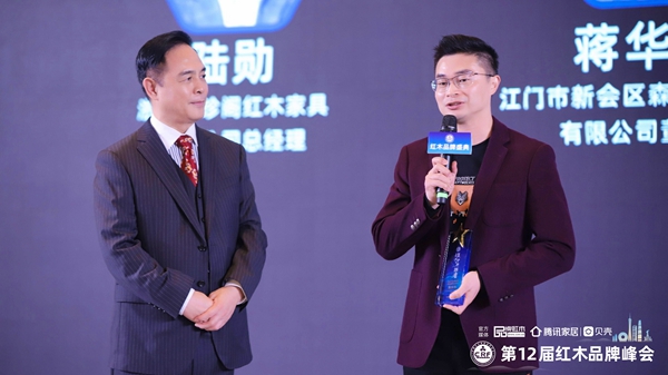 森木家具董事長蔣華僑(右)接受中央電視臺軍事頻道主持人唐劍(左)采訪 森木家具董事長蔣華僑(右)接受中央電視臺軍事頻道主持人唐劍(左)采訪