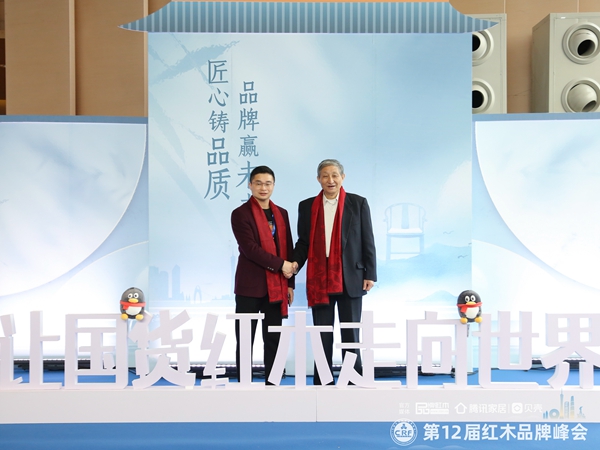 森木家具董事長蔣華僑(左)與全聯(lián)藝術(shù)紅木家具專業(yè)委員會專家顧問曹靜樓(右)合影 森木家具董事長蔣華僑(左)與全聯(lián)藝術(shù)紅木家具專業(yè)委員會專家顧問曹靜樓(右)合影