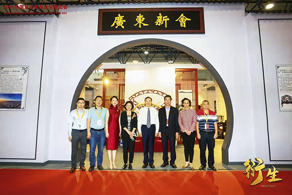 森木家具董事長蔣華僑(左一)作為新會產(chǎn)區(qū)優(yōu)秀企業(yè)代表受邀出席“衍生——2021中國紅木家具文化博覽會”,助力擦亮產(chǎn)區(qū)名片 森木家具董事長蔣華僑(左一)作為新會產(chǎn)區(qū)優(yōu)秀企業(yè)代表受邀出席“衍生——2021中國紅木家具文化博覽會”,助力擦亮產(chǎn)區(qū)名片