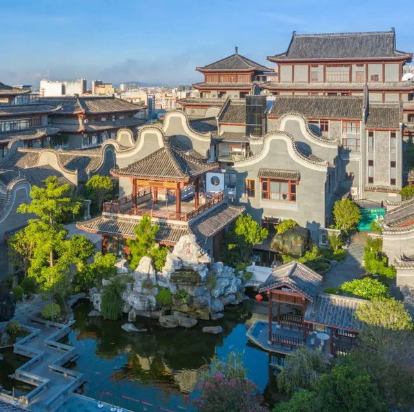 紅博城是國內(nèi)首個集嶺南、徽派建筑風(fēng)格于一體的地標(biāo)性建筑群 紅博城是國內(nèi)首個集嶺南、徽派建筑風(fēng)格于一體的地標(biāo)性建筑群