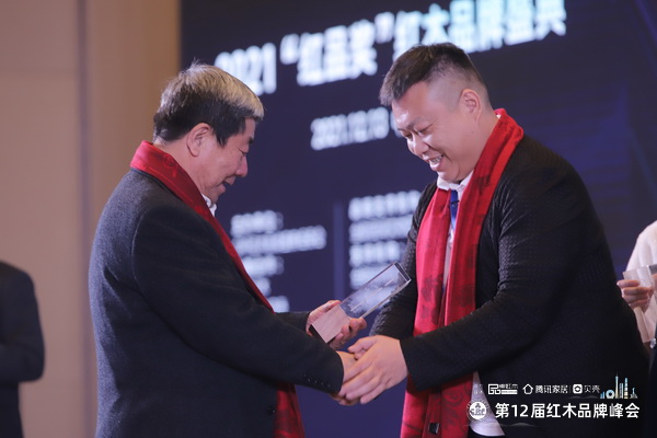 國(guó)家文物局原副局長(zhǎng)張柏(左)為富雅紅木樓董事長(zhǎng)楊少輝(右)頒發(fā)風(fēng)云企業(yè)家獎(jiǎng)杯 國(guó)家文物局原副局長(zhǎng)張柏(左)為富雅紅木樓董事長(zhǎng)楊少輝(右)頒發(fā)風(fēng)云企業(yè)家獎(jiǎng)杯