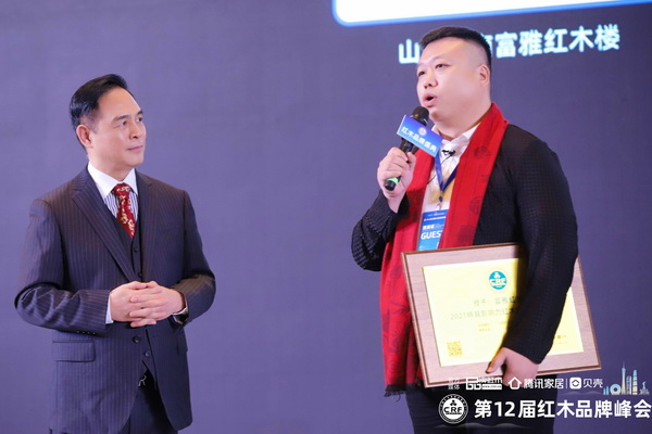 富雅紅木樓董事長(zhǎng)楊少輝(右)接受中央電視臺(tái)軍事節(jié)目主持人唐劍(左)采訪 富雅紅木樓董事長(zhǎng)楊少輝(右)接受中央電視臺(tái)軍事節(jié)目主持人唐劍(左)采訪