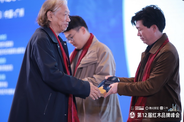 全國(guó)工商聯(lián)第十一屆執(zhí)委宋建文（左）為姚華良董事長(zhǎng)（右）授牌