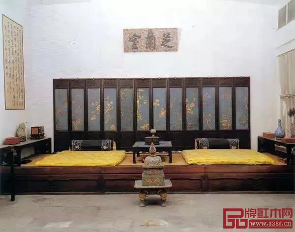 乾隆皇帝當(dāng)皇子時(shí)居住并在此完婚的重華宮東暖閣,炕的兩側(cè)靠墻放置的即為炕案 乾隆皇帝當(dāng)皇子時(shí)居住并在此完婚的重華宮東暖閣,炕的兩側(cè)靠墻放置的即為炕案