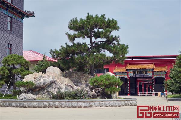 巧奪天工紅木工廠一角