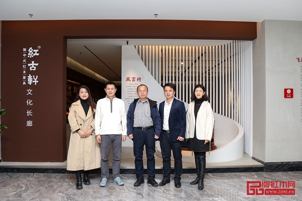 故宮博物院家具研究員周京南蒞臨中山紅木之都知名品牌參觀及合影 故宮博物院家具研究員周京南蒞臨中山紅木之都知名品牌參觀及合影