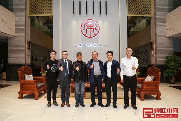 故宮博物院家具研究員周京南蒞臨中山紅木之都知名品牌參觀及合影 故宮博物院家具研究員周京南蒞臨中山紅木之都知名品牌參觀及合影