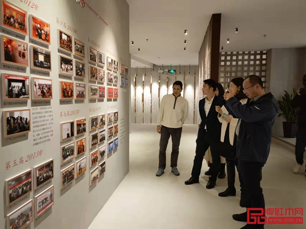 故宮博物院家具研究員周京南(右一)了解“紅古軒”杯新中式家具設(shè)計大賽十三年歷程 故宮博物院家具研究員周京南(右一)了解“紅古軒”杯新中式家具設(shè)計大賽十三年歷程