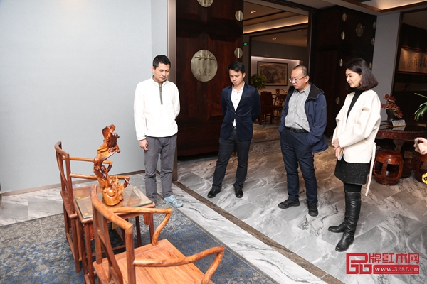 故宮博物院家具研究員周京南參觀紅古軒中式美學(xué)空間 故宮博物院家具研究員周京南參觀紅古軒中式美學(xué)空間