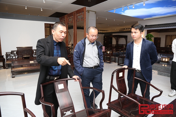 波記紫檀館董事長伍建波(左)為故宮博物院家具研究員周京南(中)、全聯(lián)藝術(shù)紅木家具委員會執(zhí)行會長林偉華(右)介紹大紅酸枝精品 波記紫檀館董事長伍建波(左)為故宮博物院家具研究員周京南(中)、全聯(lián)藝術(shù)紅木家具委員會執(zhí)行會長林偉華(右)介紹大紅酸枝精品