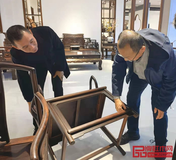 故宮博物院家具研究員周京南(中)體驗波記紫檀館紅木家具 故宮博物院家具研究員周京南(中)體驗波記紫檀館紅木家具