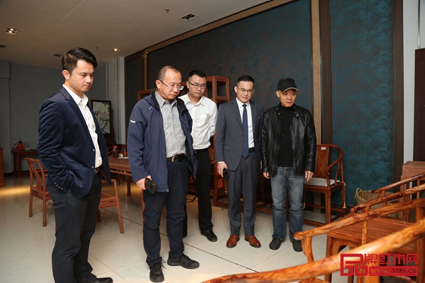 雅宋紅木董事長葉茂清(右一)、總經(jīng)理竇琦柳(右三)和閑適紅木董事總經(jīng)理石擁軍(右二)為故宮博物院家具研究員周京南(左二)、全聯(lián)藝術(shù)紅木家具委員會執(zhí)行會長林偉華(左一)介紹雅宋緬花家具 雅宋紅木董事長葉茂清(右一)、總經(jīng)理竇琦柳(右三)和閑適紅木董事總經(jīng)理石擁軍(右二)為故宮博物院家具研究員周京南(左二)、全聯(lián)藝術(shù)紅木家具委員會執(zhí)行會長林偉華(左一)介紹雅宋緬花家具