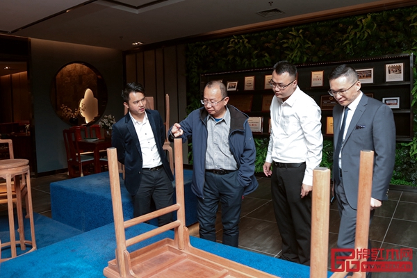 故宮博物院家具研究員周京南(左二)品鑒雅宋紅木六面好緬花紅木家具 故宮博物院家具研究員周京南(左二)品鑒雅宋紅木六面好緬花紅木家具