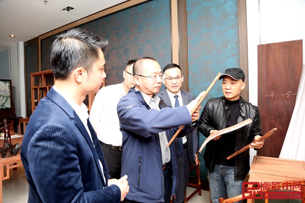 故宮博物院家具研究員周京南(左二)品鑒雅宋紅木緬花木材 故宮博物院家具研究員周京南(左二)品鑒雅宋紅木緬花木材