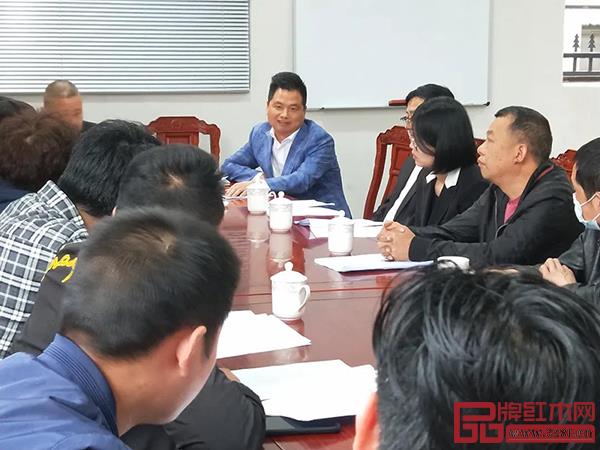 中信紅木董事長李忠信在會議上分享油改水技術(shù) 中信紅木董事長李忠信在會議上分享油改水技術(shù)