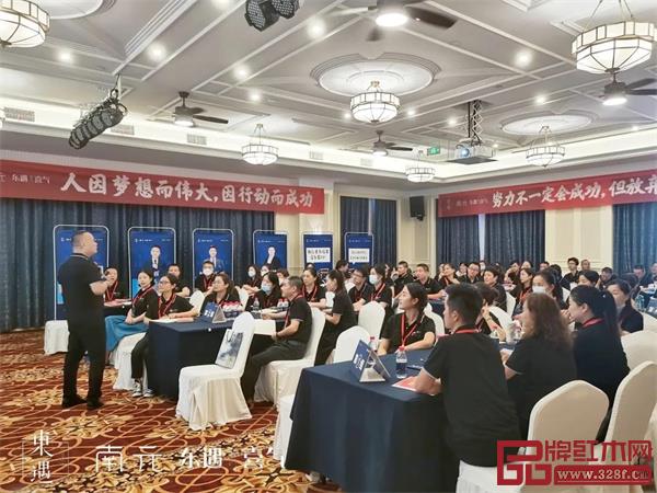 經(jīng)銷商家人們聚精會(huì)神聽(tīng)課學(xué)習(xí) 經(jīng)銷商家人們聚精會(huì)神聽(tīng)課學(xué)習(xí)