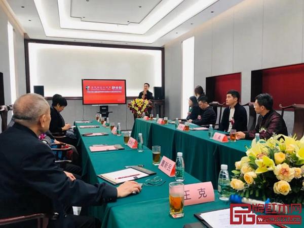 廣東省第十三屆人大代表、廣東省家具協(xié)會會長王克致辭 廣東省第十三屆人大代表、廣東省家具協(xié)會會長王克致辭