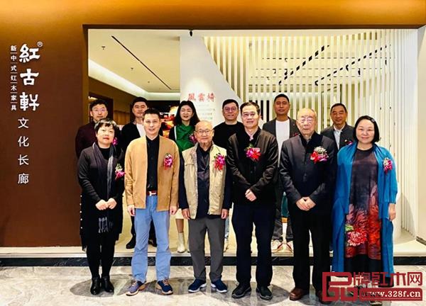 第十三屆“紅古軒杯”新中式家具設(shè)計(jì)大賽復(fù)審評審團(tuán)在紅古軒文化長廊合影 第十三屆“紅古軒杯”新中式家具設(shè)計(jì)大賽復(fù)審評審團(tuán)在紅古軒文化長廊合影