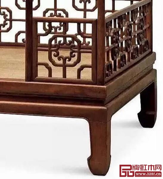 圖中可見床腿被鋸斷過的痕跡