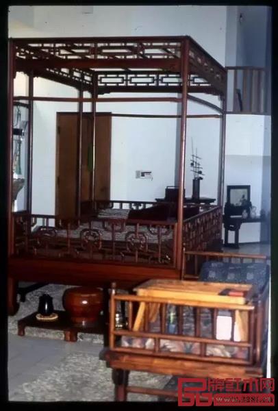 這張黃花梨架子床在艾克夫婦美國夏威夷的家中使用著的場景