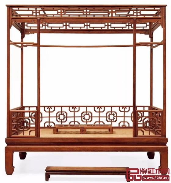 LOT 5111 明晚期 黃花梨六柱架子床及腳踏 