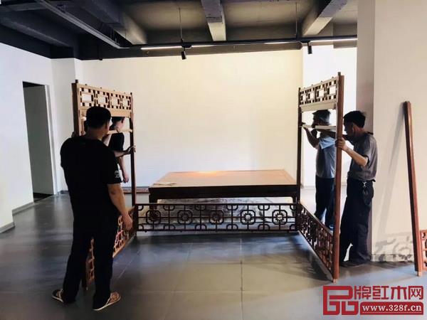 紅橋紅的工匠師傅們在展廳現(xiàn)場組裝這張架子床