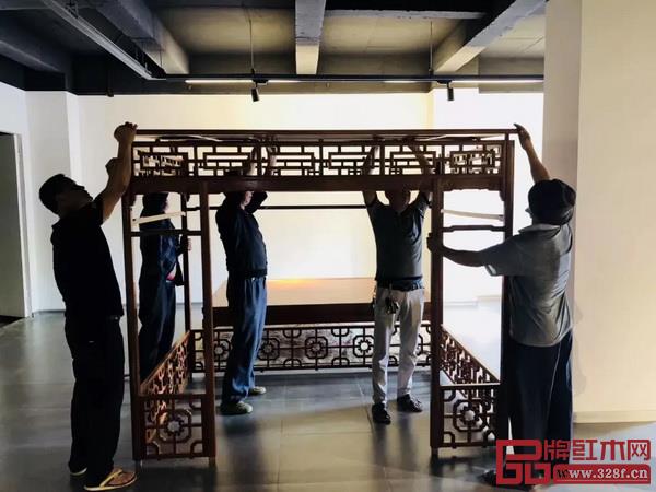 紅橋紅的工匠師傅們在展廳現(xiàn)場組裝這張架子床