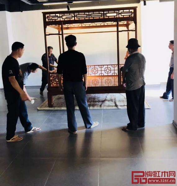紅橋紅的工匠師傅們在展廳現(xiàn)場組裝這張架子床