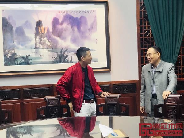 中國(guó)家具協(xié)會(huì)副理事長(zhǎng)、紅古軒品牌創(chuàng)始人吳赤宇(左)為中山市政協(xié)副主席劉志偉(右)介紹紅古軒生產(chǎn)經(jīng)營(yíng)情況 中國(guó)家具協(xié)會(huì)副理事長(zhǎng)、紅古軒品牌創(chuàng)始人吳赤宇(左)為中山市政協(xié)副主席劉志偉(右)介紹紅古軒生產(chǎn)經(jīng)營(yíng)情況