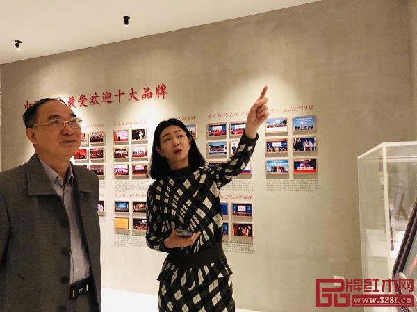 紅古軒營(yíng)銷(xiāo)總監(jiān)楊晶(右)為中山市政協(xié)副主席劉志偉(左)介紹紅古軒品牌發(fā)展歷程及文化 紅古軒營(yíng)銷(xiāo)總監(jiān)楊晶(右)為中山市政協(xié)副主席劉志偉(左)介紹紅古軒品牌發(fā)展歷程及文化
