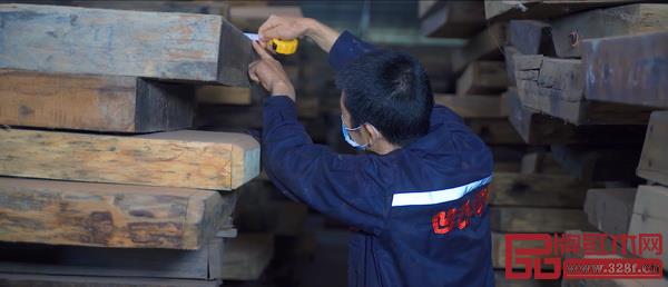 凹凸傳奇嚴(yán)格遵守選材標(biāo)準(zhǔn),堅(jiān)持全紅木用料 凹凸傳奇嚴(yán)格遵守選材標(biāo)準(zhǔn),堅(jiān)持全紅木用料