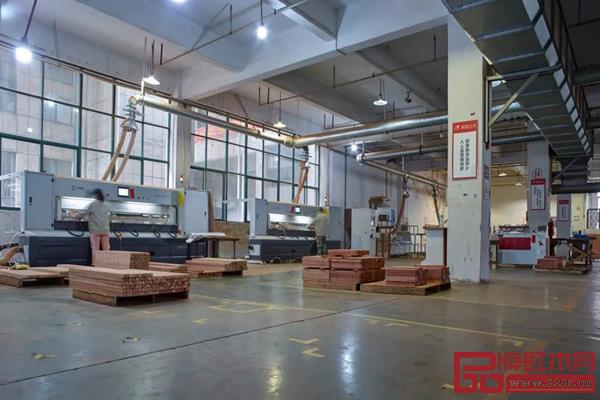 2021,明堂紅木現(xiàn)代化生產(chǎn)作業(yè)井然有序.jpg 2021,明堂紅木現(xiàn)代化生產(chǎn)作業(yè)井然有序.jpg